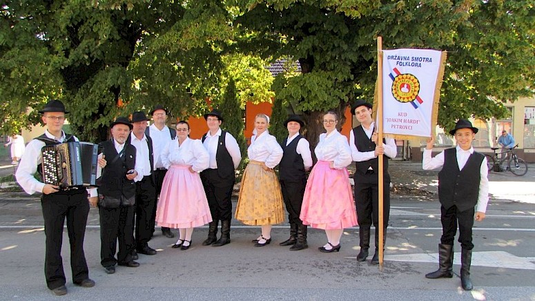 ZAVRŠIO SVEČANI MIMOHOD VRHUNAC 57. VINKOVAČKIH JESENI