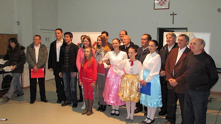 KUD-o Joakim Hardi Petrovci organiziralo je 13. prosinca 2014 literarno veće "Pjesme moje"