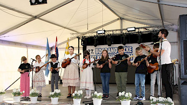 ODRŽANE BOGDANOVAČKE  DJEČJE FOLKLORNE VEČERI