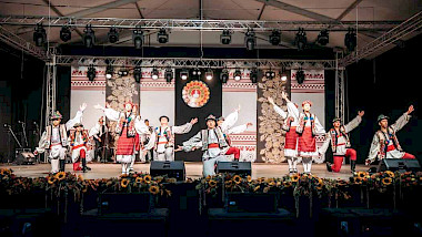 ODRŽANA JE VEČER KOREOGRAFIRANOG FOLKLORA I PJEVAČKIH SKUPINA U SKLOPU 61. VINKOVAČKIH JESENI,